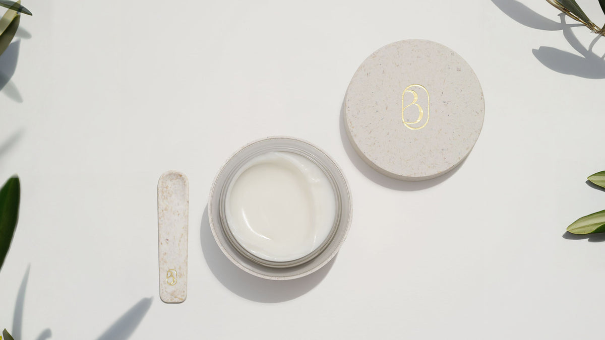 The Moisturizing Cream by Boténor: open jar, lid and spatula