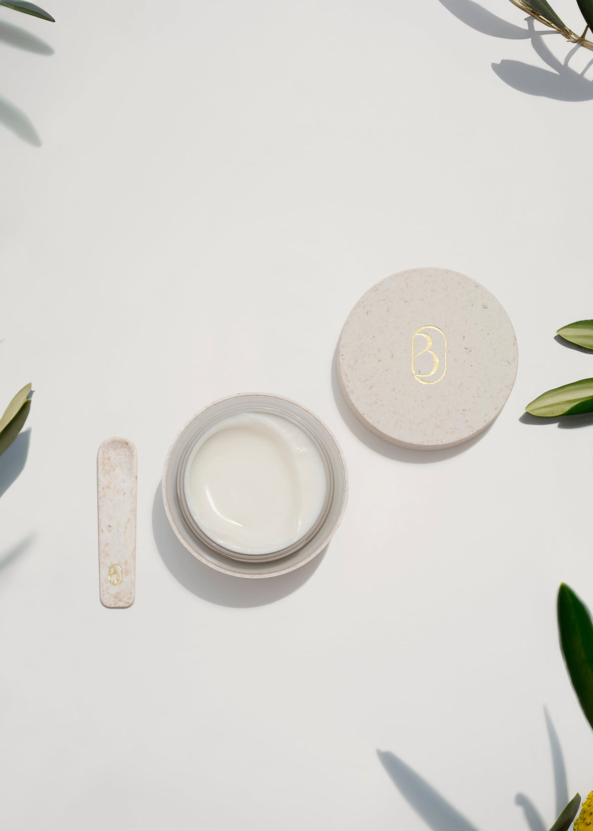 La Crème Hydratante Boténor : pot ouvert, couvercle et spatule